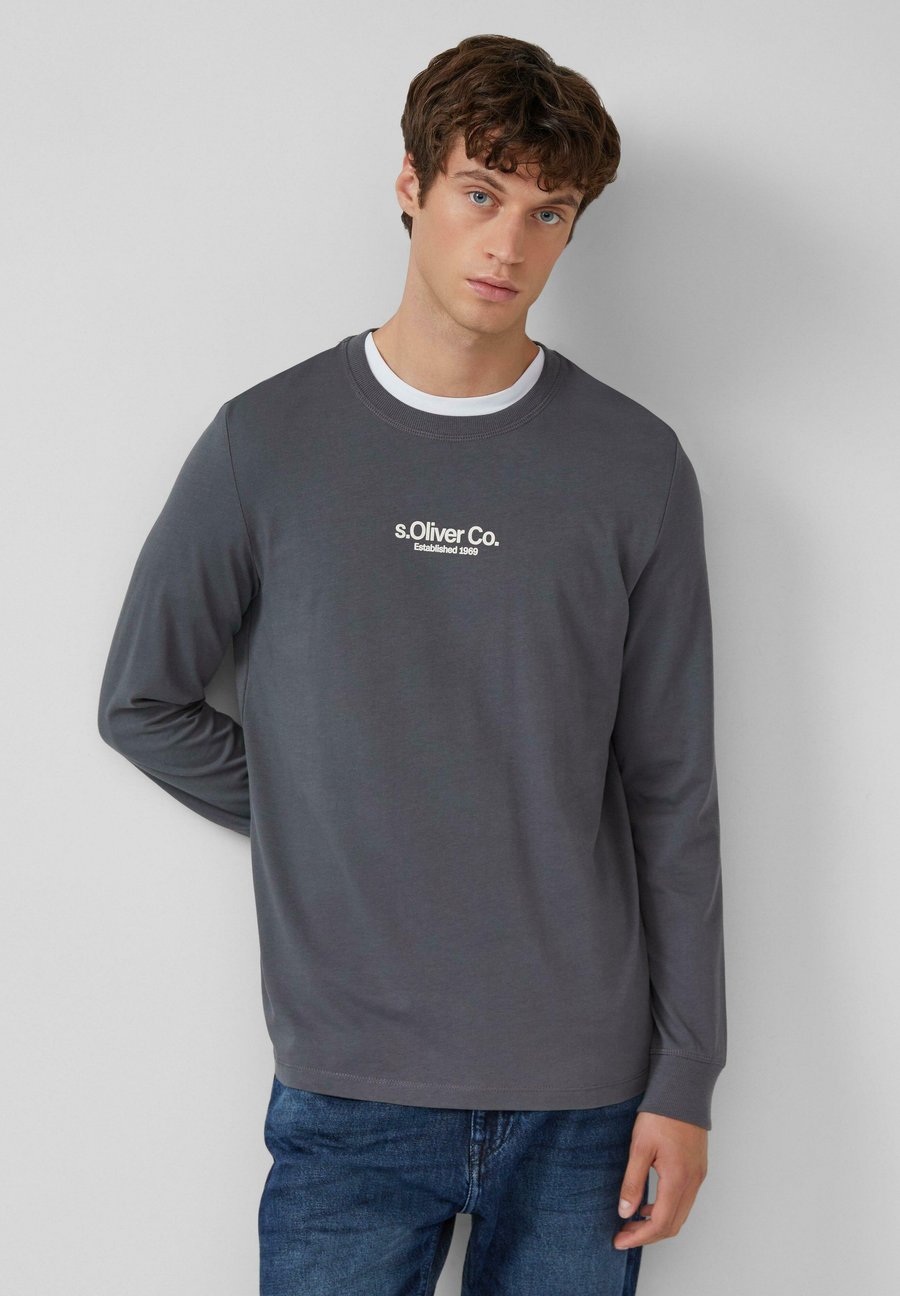 Топ s.Oliver AUS MIT LOGO, Schiefergrau/Light Grey
Топ s.Oliver AUS MIT LOGO, Schiefergrau/Light Grey