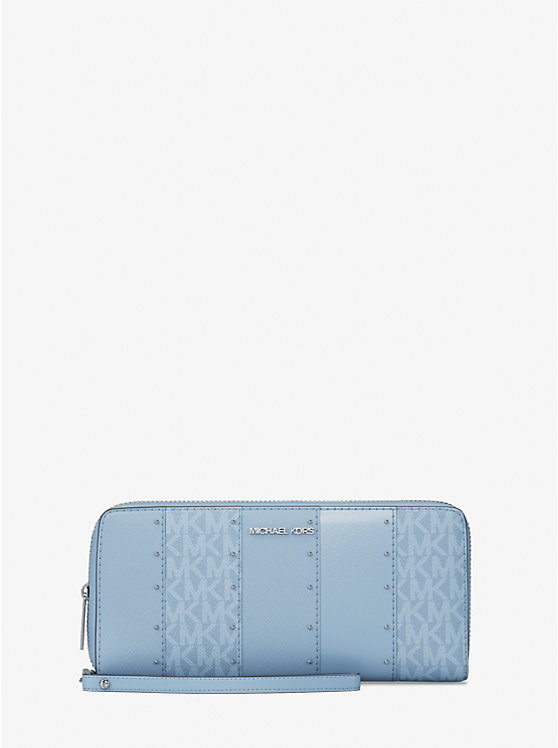 Большой континентальный кошелек Jet Set с заклепками, Lt Sky Mlt
Большой континентальный кошелек Jet Set с заклепками, Lt Sky Mlt