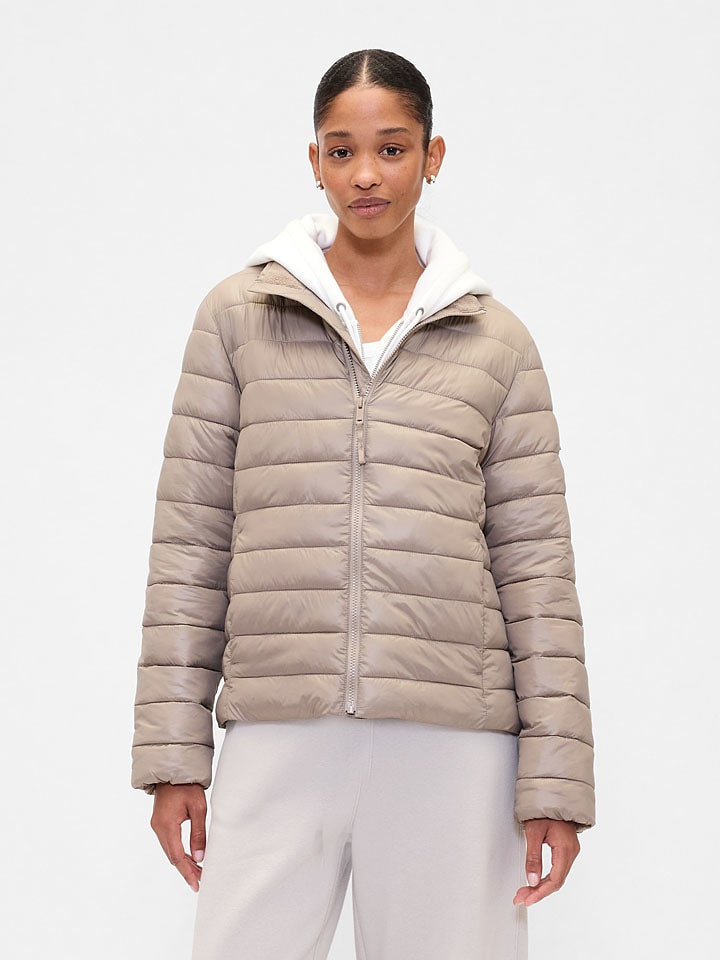 GAP Стеганая куртка бежевого цвета
GAP Стеганая куртка бежевого цвета