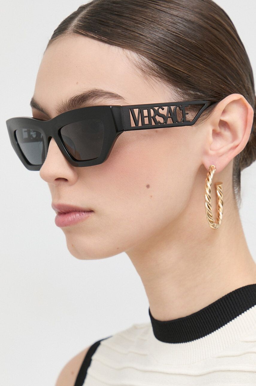 Солнцезащитные очки Versace, черный
Солнцезащитные очки Versace, черный