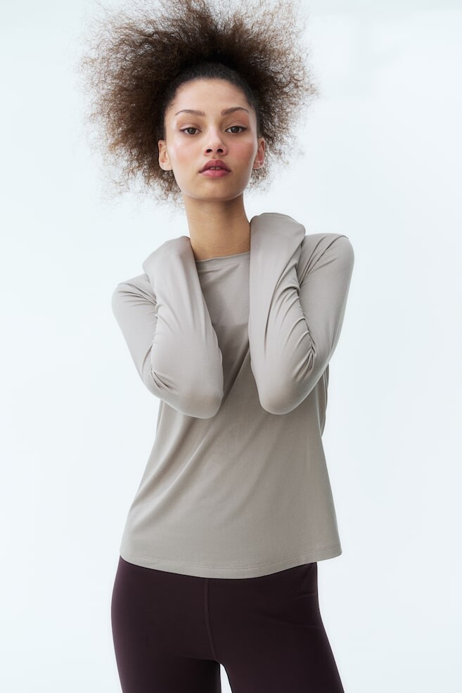 Спортивная рубашка с длинными рукавами из материала drymove H&M, бежевый
Спортивная рубашка с длинными рукавами из материала drymove H&M, бежевый