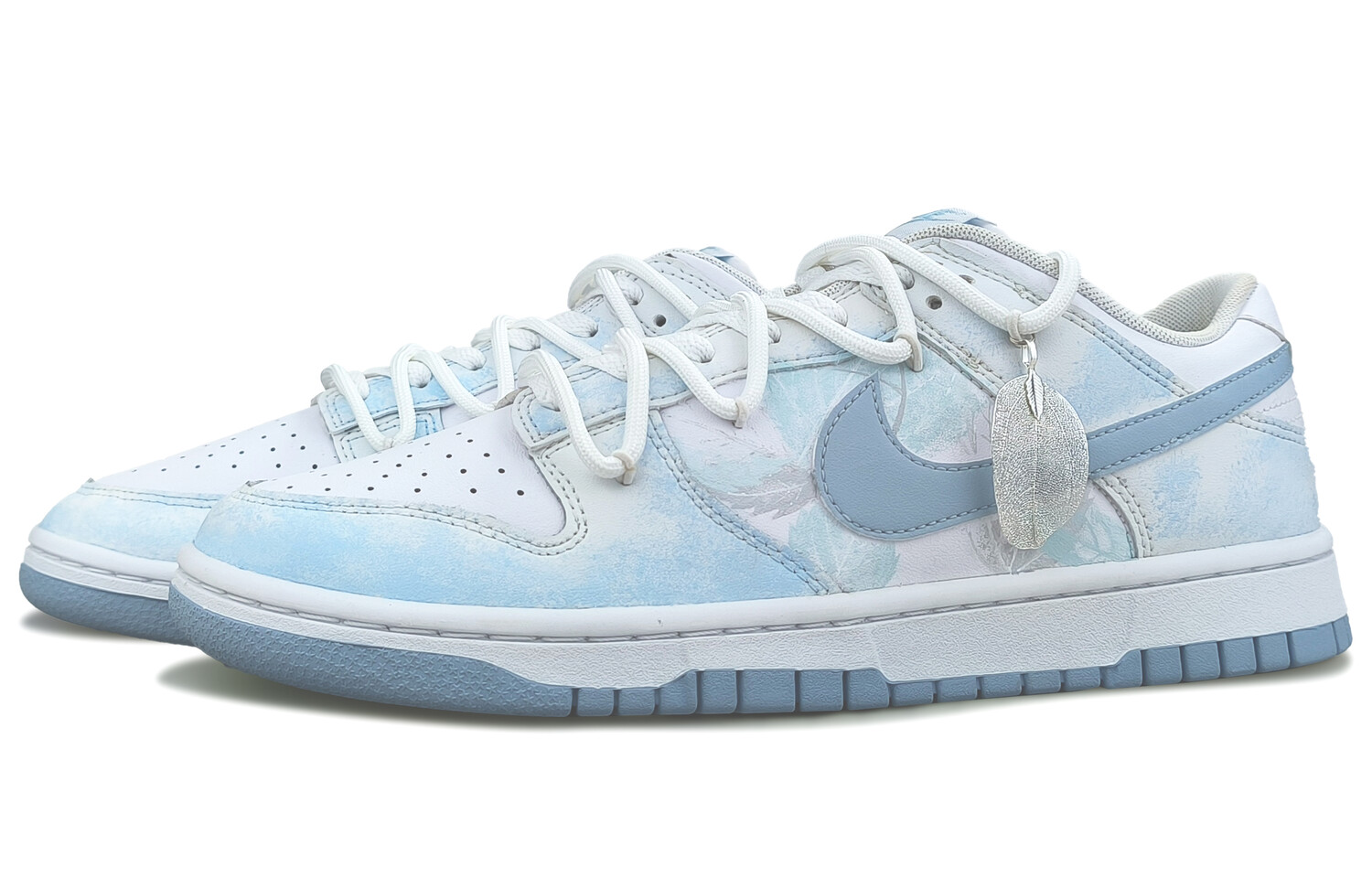 Кроссовки Nike Dunk Skateboarding Shoes Men Low-top White/blue/silver, белый/голубой
Кроссовки Nike Dunk Skateboarding Shoes Men Low-top White/blue/silver, белый/голубой
