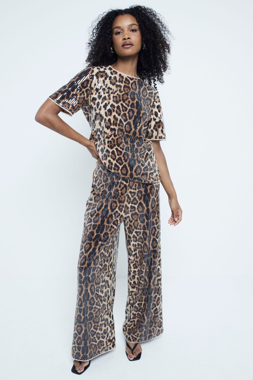 Футболка с леопардовым принтом и пайетками River Island, коричневый
Футболка с леопардовым принтом и пайетками River Island, коричневый