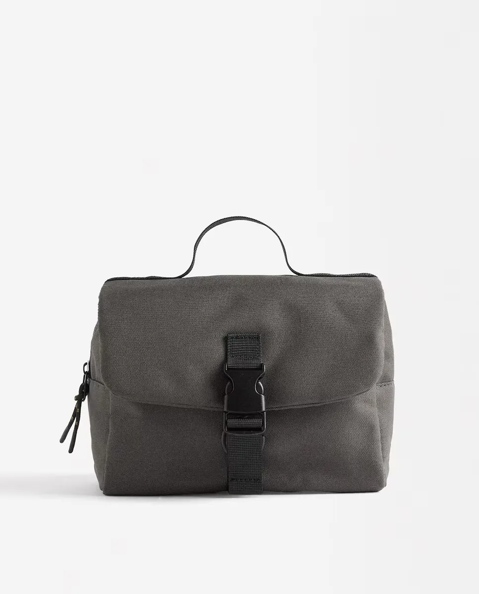 Дорожная косметичка среднего размера с несколькими отделениями, однотонная Parfois, темно-серый
Дорожная косметичка среднего размера с несколькими отделениями, однотонная Parfois, темно-серый