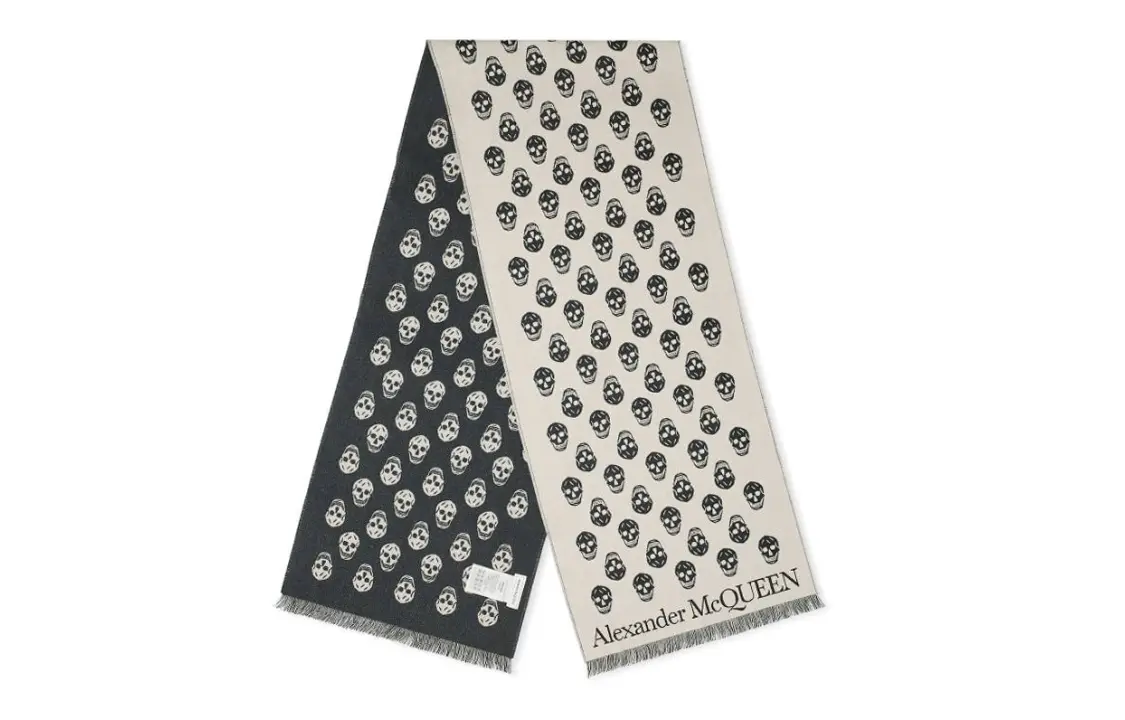 Шерстяной шарф мужской черный Alexander McQueen
Шерстяной шарф мужской черный Alexander McQueen