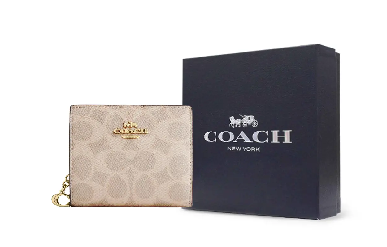 COACH Миниатюрный женский бумажник из лакированного холста
COACH Миниатюрный женский бумажник из лакированного холста