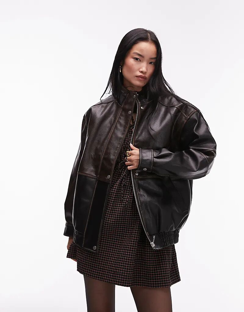 Куртка-бомбер из искусственной кожи супер-оверсайз в многоцветном исполнении Topshop
Куртка-бомбер из искусственной кожи супер-оверсайз в многоцветном исполнении Topshop