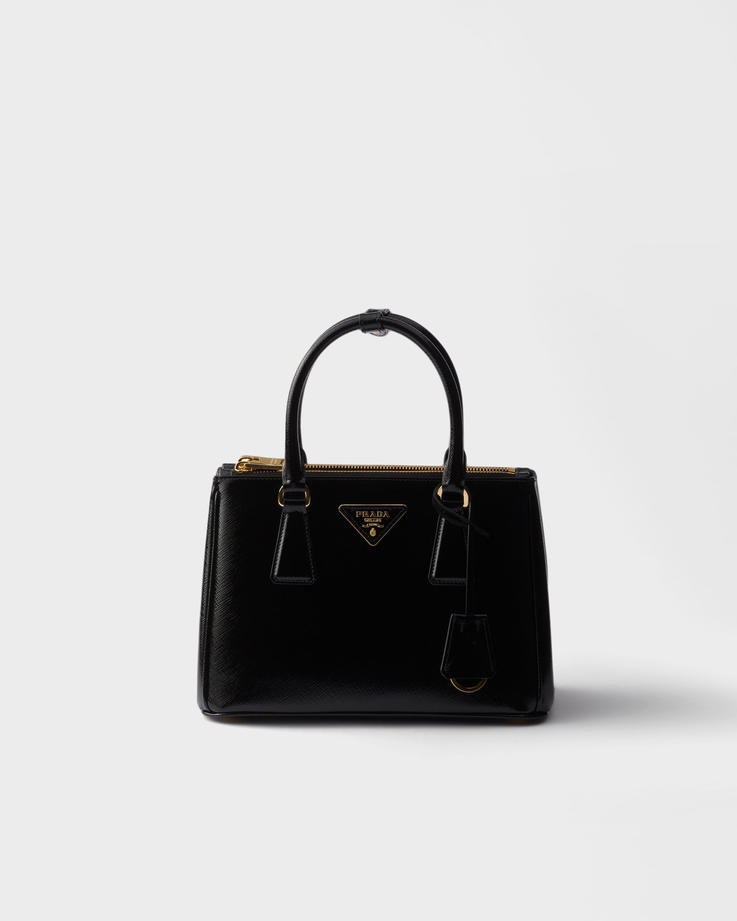 Сумка Prada Galleria из мелкой лакированной сафьяновой кожи Prada, черный
Сумка Prada Galleria из мелкой лакированной сафьяновой кожи Prada, черный