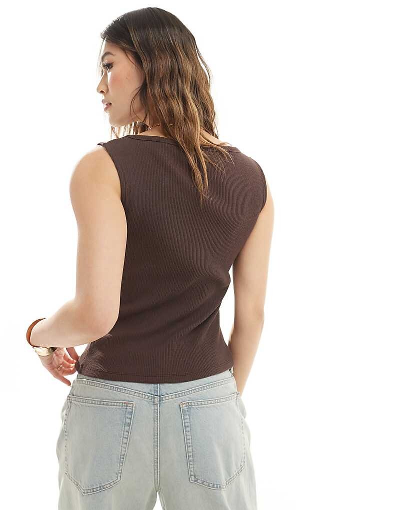ASOS DESIGN – Асимметричный топ с шоколадными пуговицами
ASOS DESIGN – Асимметричный топ с шоколадными пуговицами