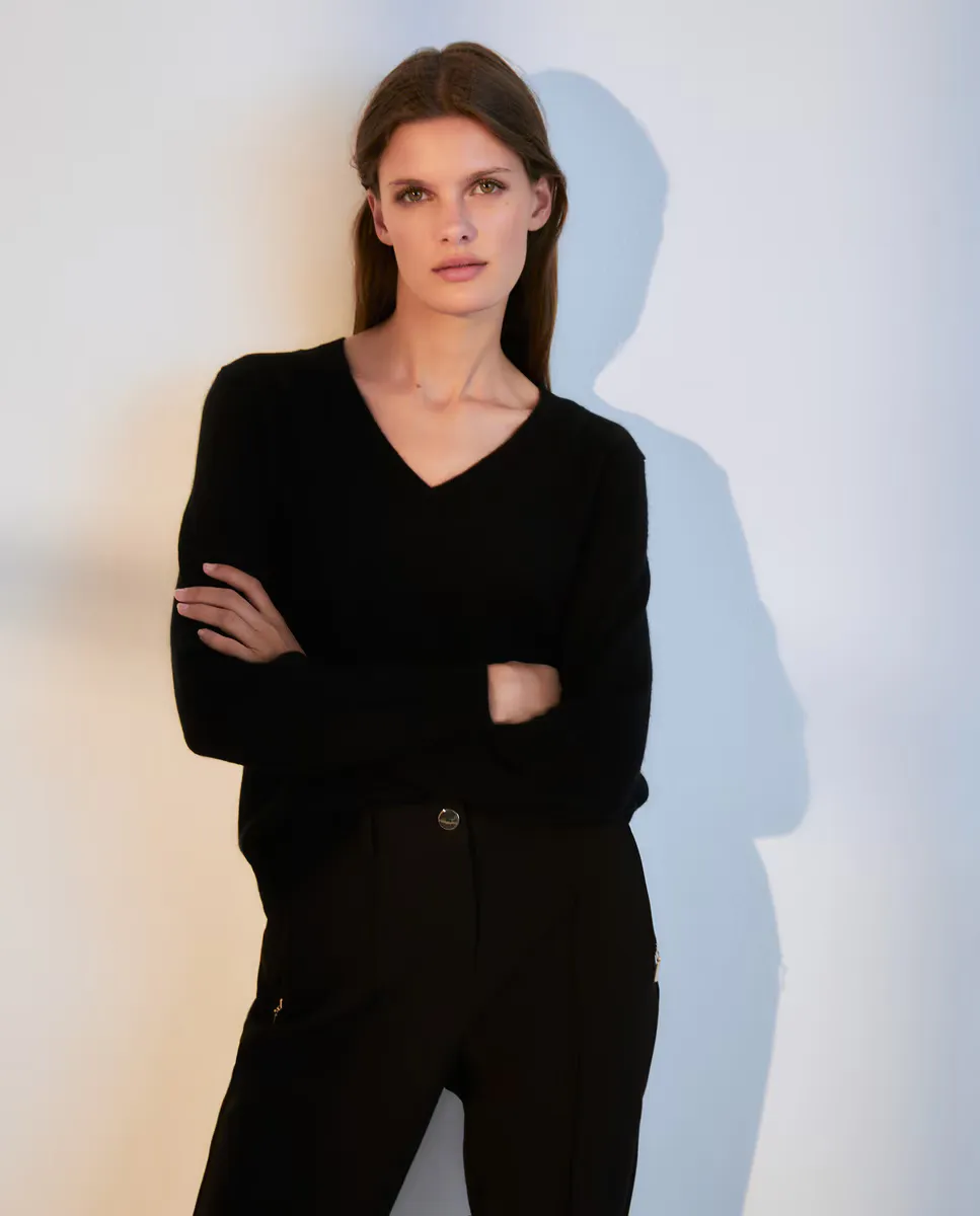 Женский свитер с v-образным вырезом из 100% кашемира Woman El Corte Inglés, черный
Женский свитер с v-образным вырезом из 100% кашемира Woman El Corte Inglés, черный