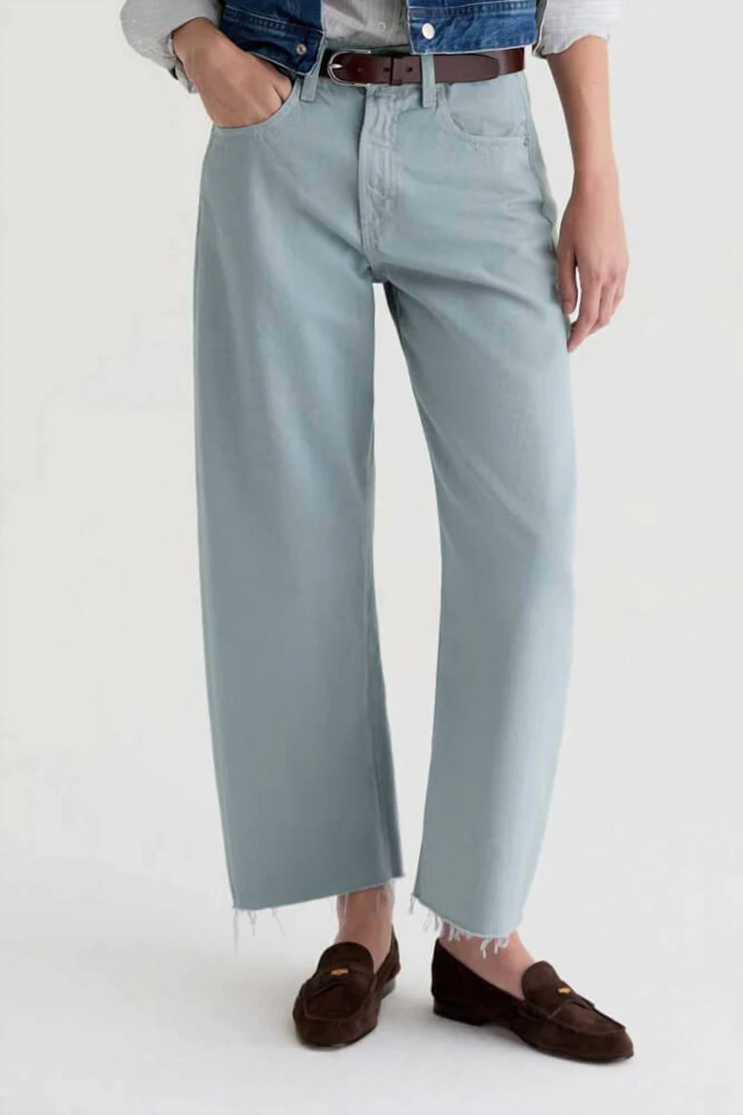 Укороченные брюки-бочонки с высокой талией Hattie Crop High-Rise Barrel Pant в цвете «Морской туман» AG Jeans, sea fog
Укороченные брюки-бочонки с высокой талией Hattie Crop High-Rise Barrel Pant в цвете «Морской туман» AG Jeans, sea fog