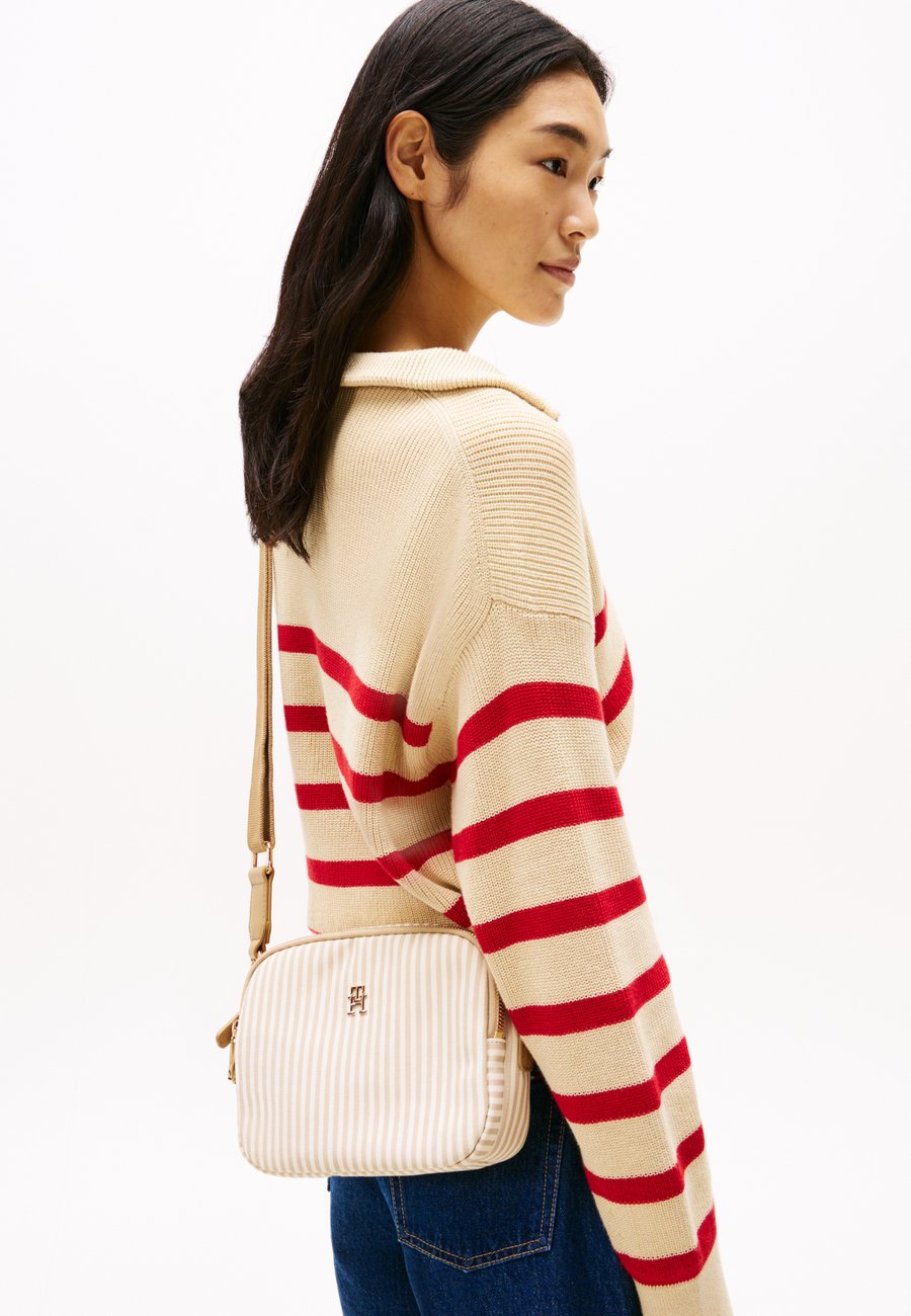 Сумка кросс-боди Tommy Hilfiger POPPY SUMMER CAMERA BAG, Khaki/Beige
Сумка кросс-боди Tommy Hilfiger POPPY SUMMER CAMERA BAG, Khaki/Beige