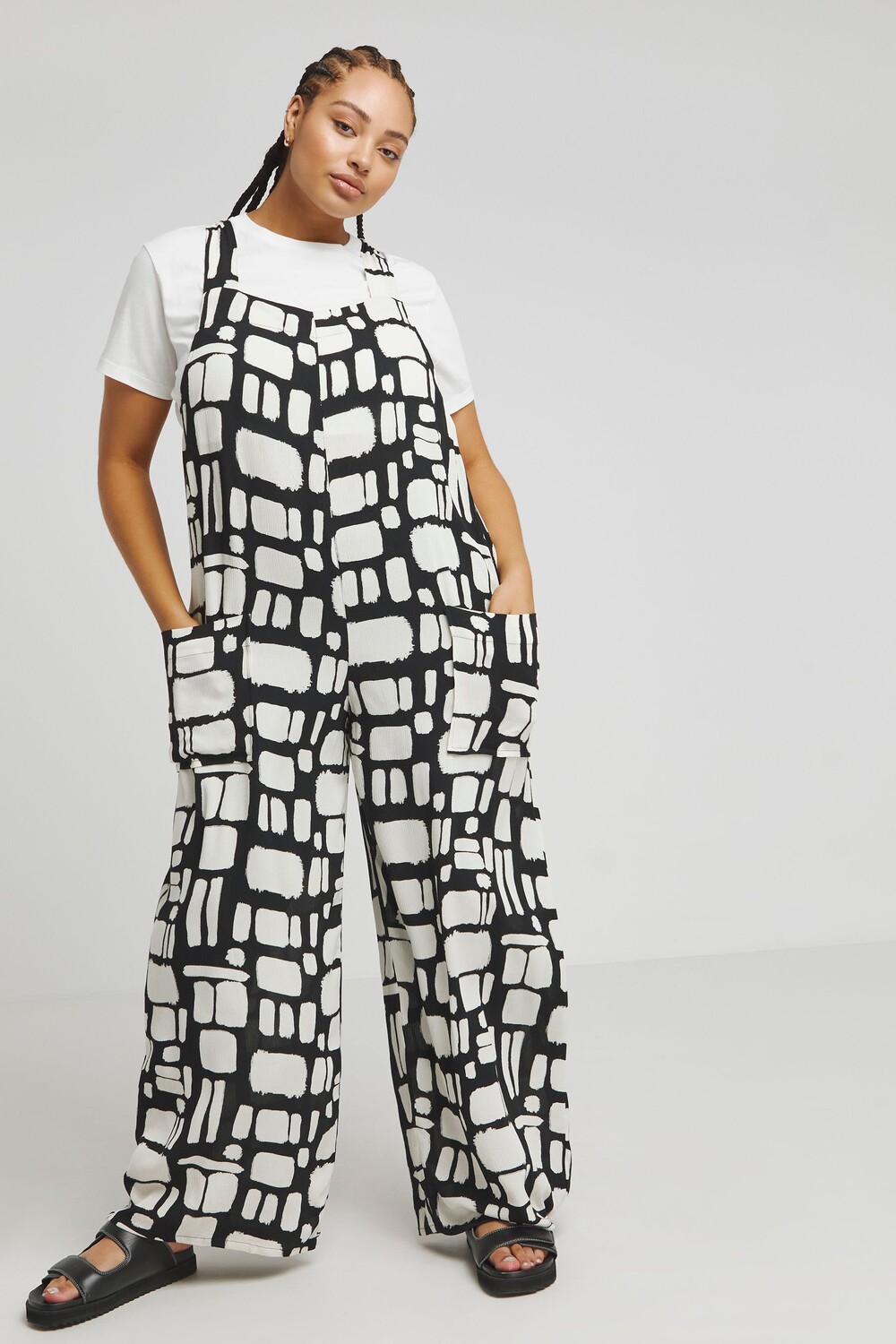 Комбинезон с широкими штанинами из гофрированного материала Simply Be, черный
Комбинезон с широкими штанинами из гофрированного материала Simply Be, черный