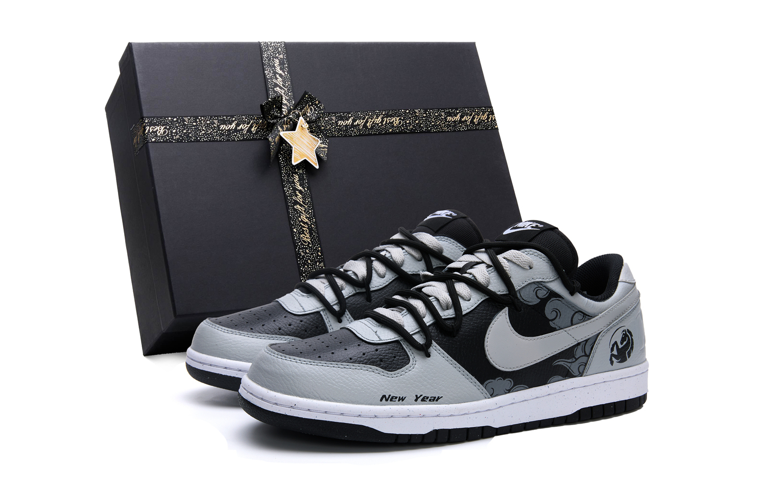 Nike Мужские низкие скейтборд-кроссовки Big CNY Horse Year Limited Edition, нескользящие и износостойкие, черный с серым рисунком
Nike Мужские низкие скейтборд-кроссовки Big CNY Horse Year Limited Edition, нескользящие и износостойкие, черный с серым рисунком