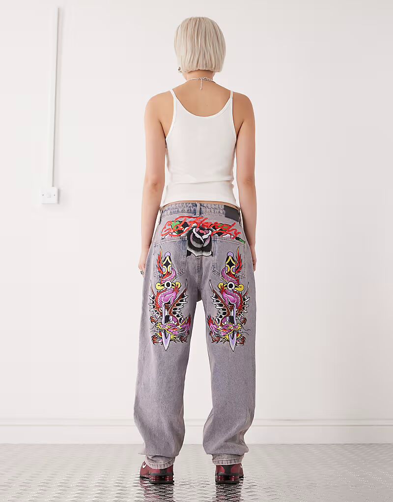 Джинсы с драконом и мечом, свободные, фиолетового цвета Ed Hardy
Джинсы с драконом и мечом, свободные, фиолетового цвета Ed Hardy