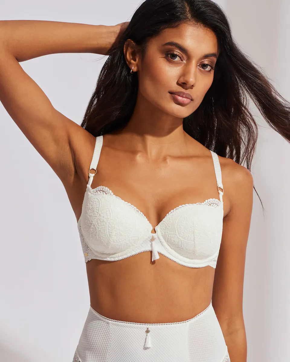 Бюстгальтер Essential с кружевной формованной чашкой Selmark, кремовый
Бюстгальтер Essential с кружевной формованной чашкой Selmark, кремовый