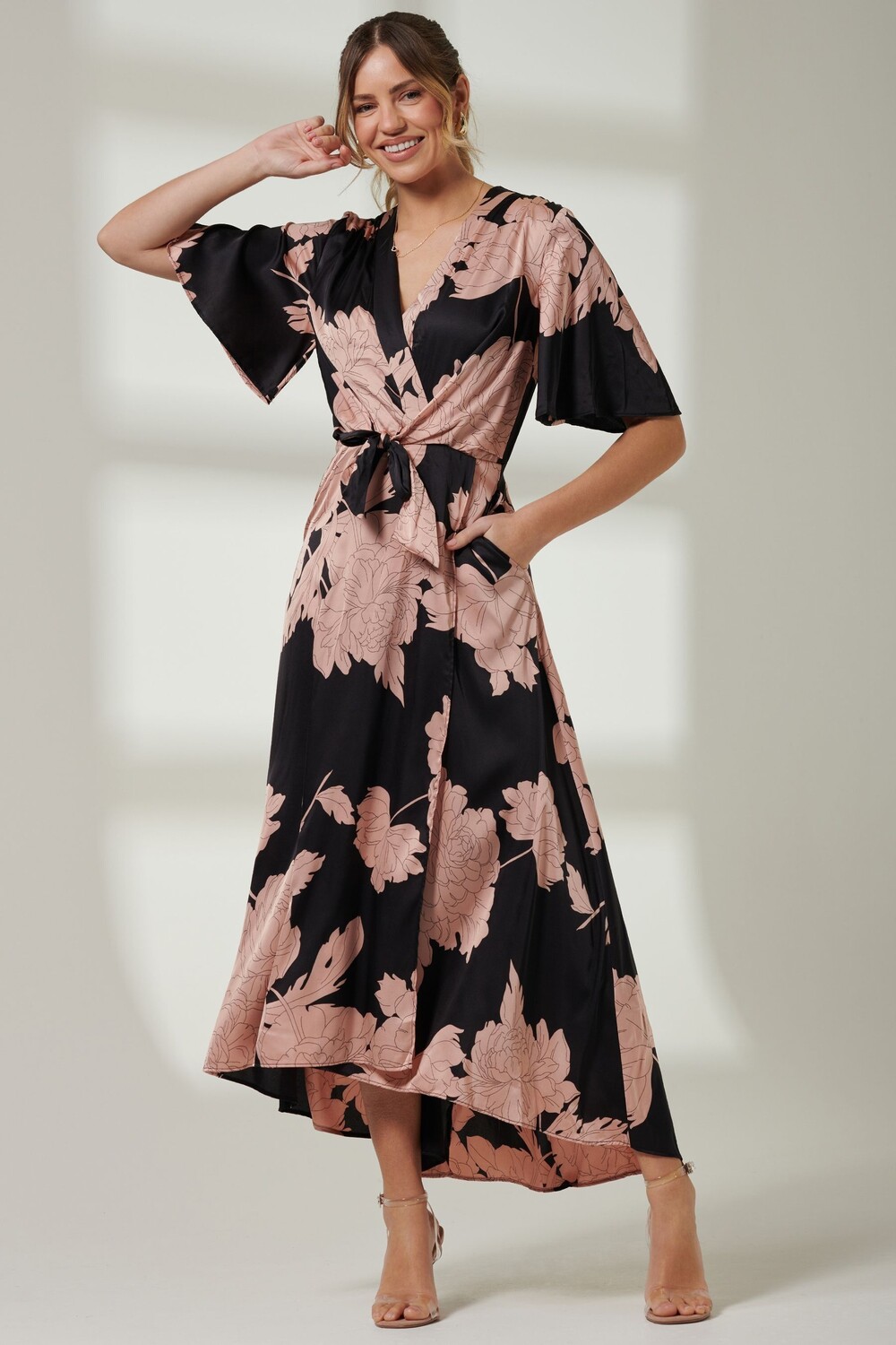 Атласное платье макси с расклешенными рукавами Jolie Moi, черный
Атласное платье макси с расклешенными рукавами Jolie Moi, черный