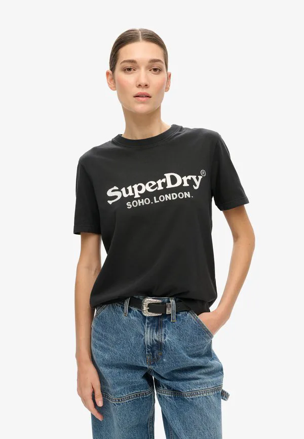 Футболка с принтом места проведения мероприятия Superdry & Co, Jet Black, Черный, Футболка с принтом места проведения мероприятия Superdry & Co, Jet Black
Футболка с принтом места проведения мероприятия Superdry & Co, Jet Black, Черный, Футболка с принтом места проведения мероприятия Superdry & Co, Jet Black
