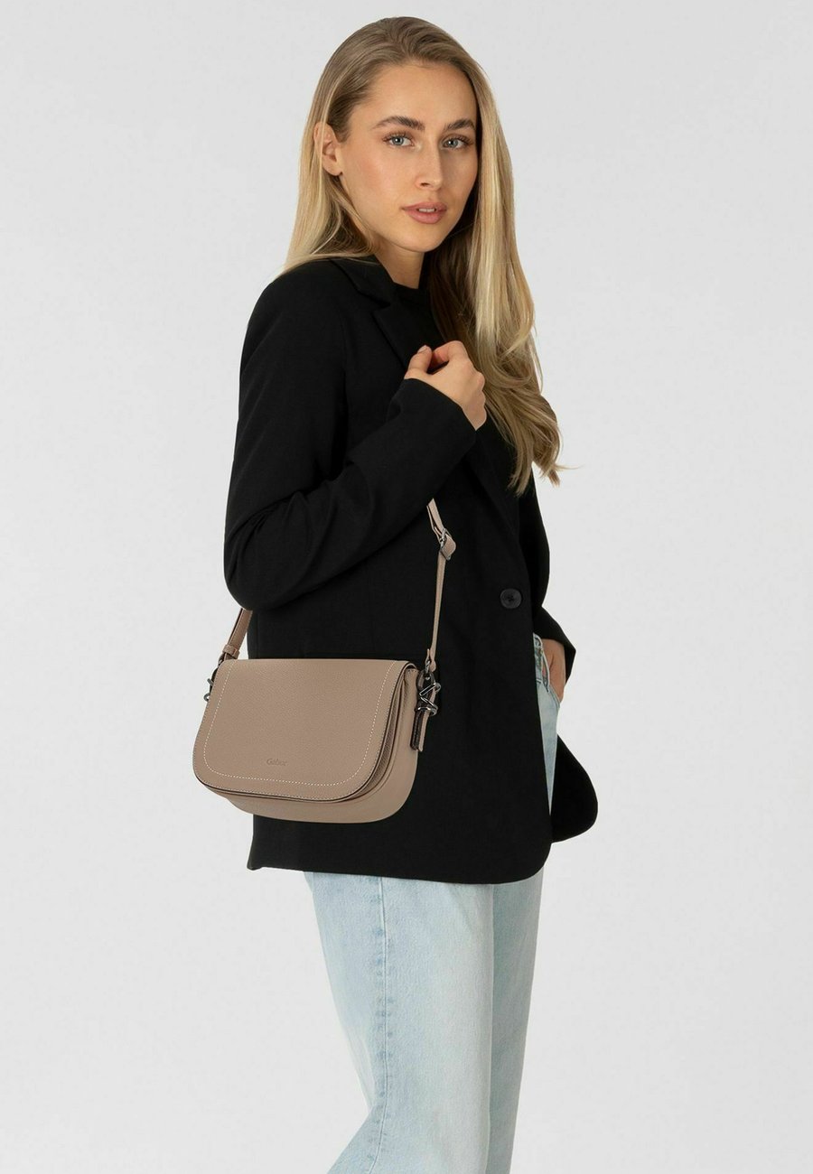Сумка кросс-боди Gabor Cross body bag, Taupe
Сумка кросс-боди Gabor Cross body bag, Taupe