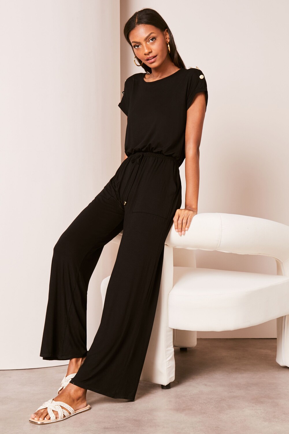 Трикотажный комбинезон в стиле милитари с короткими рукавами и пуговицами Lipsy, черный
Трикотажный комбинезон в стиле милитари с короткими рукавами и пуговицами Lipsy, черный