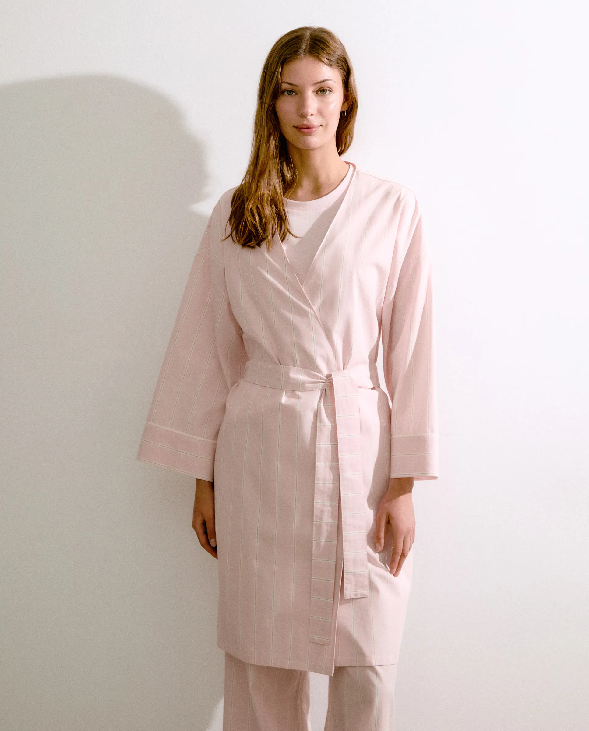 Женский халат Bata с контрастными деталями Énfasis, розовый
Женский халат Bata с контрастными деталями Énfasis, розовый