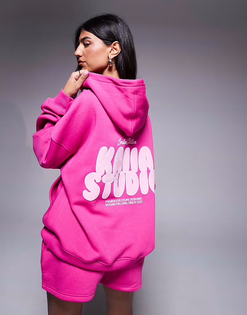 Толстовка свободного кроя из хлопковой смеси с принтом логотипа цвета фуксии и нежно-розового цвета Kaiia
Толстовка свободного кроя из хлопковой смеси с принтом логотипа цвета фуксии и нежно-розового цвета Kaiia