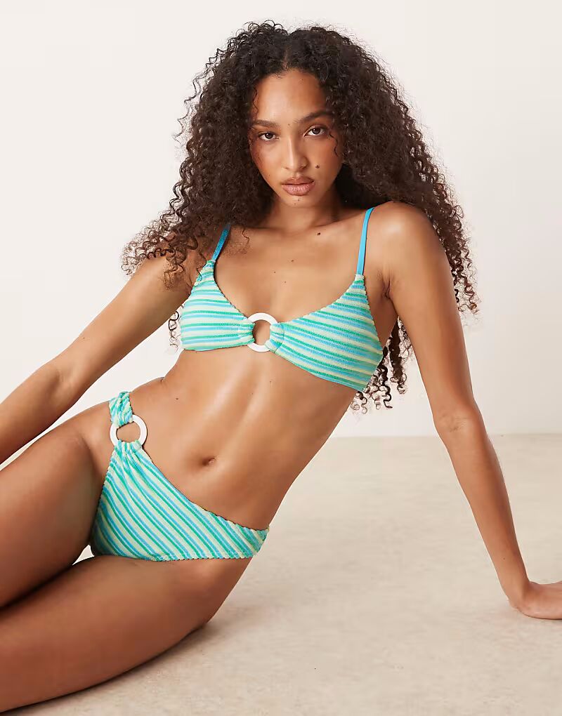 Верх бикини Dippin Daisys с кольцом в плавках
Верх бикини Dippin Daisys с кольцом в плавках