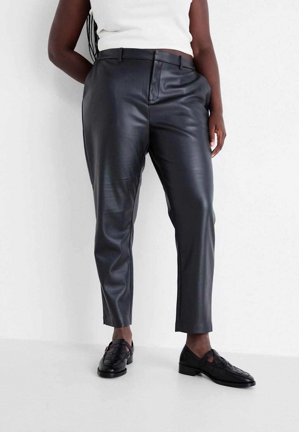 Брюки CARMIRI LIFE LEA CIGARETTE ONLY Carmakoma, темно-серый
Брюки CARMIRI LIFE LEA CIGARETTE ONLY Carmakoma, темно-серый