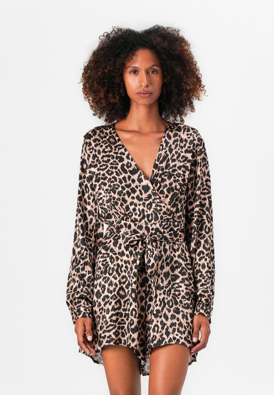 Комбинезон Guess MALORIE BELTED SHORT ROMPER, Brown
Комбинезон Guess MALORIE BELTED SHORT ROMPER, Brown