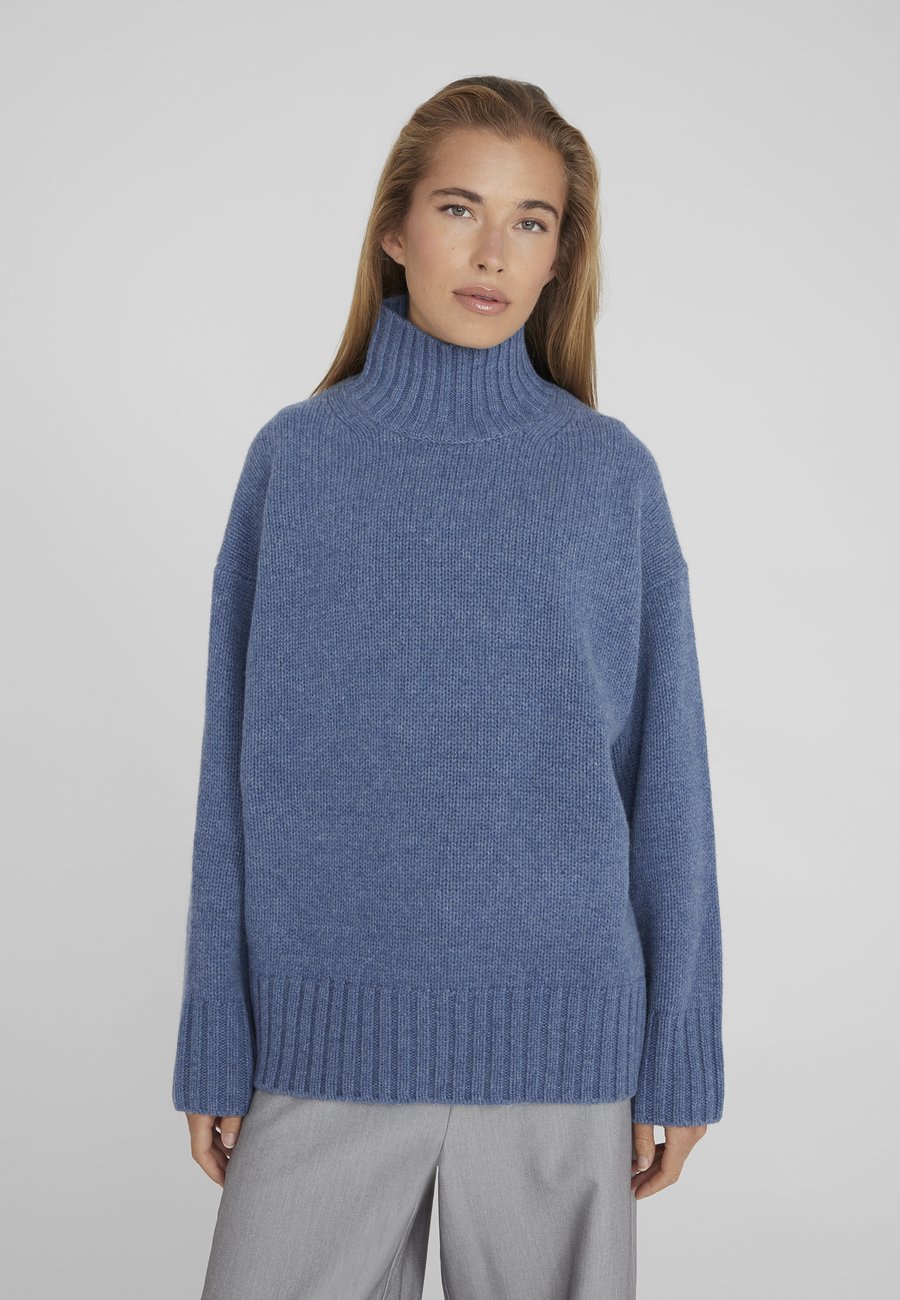 Джемпер Style Republic ROLLKRAGENPULLOVER OVERSIZED BOXY, Blue Melange/Blue-Grey
Джемпер Style Republic ROLLKRAGENPULLOVER OVERSIZED BOXY, Blue Melange/Blue-Grey