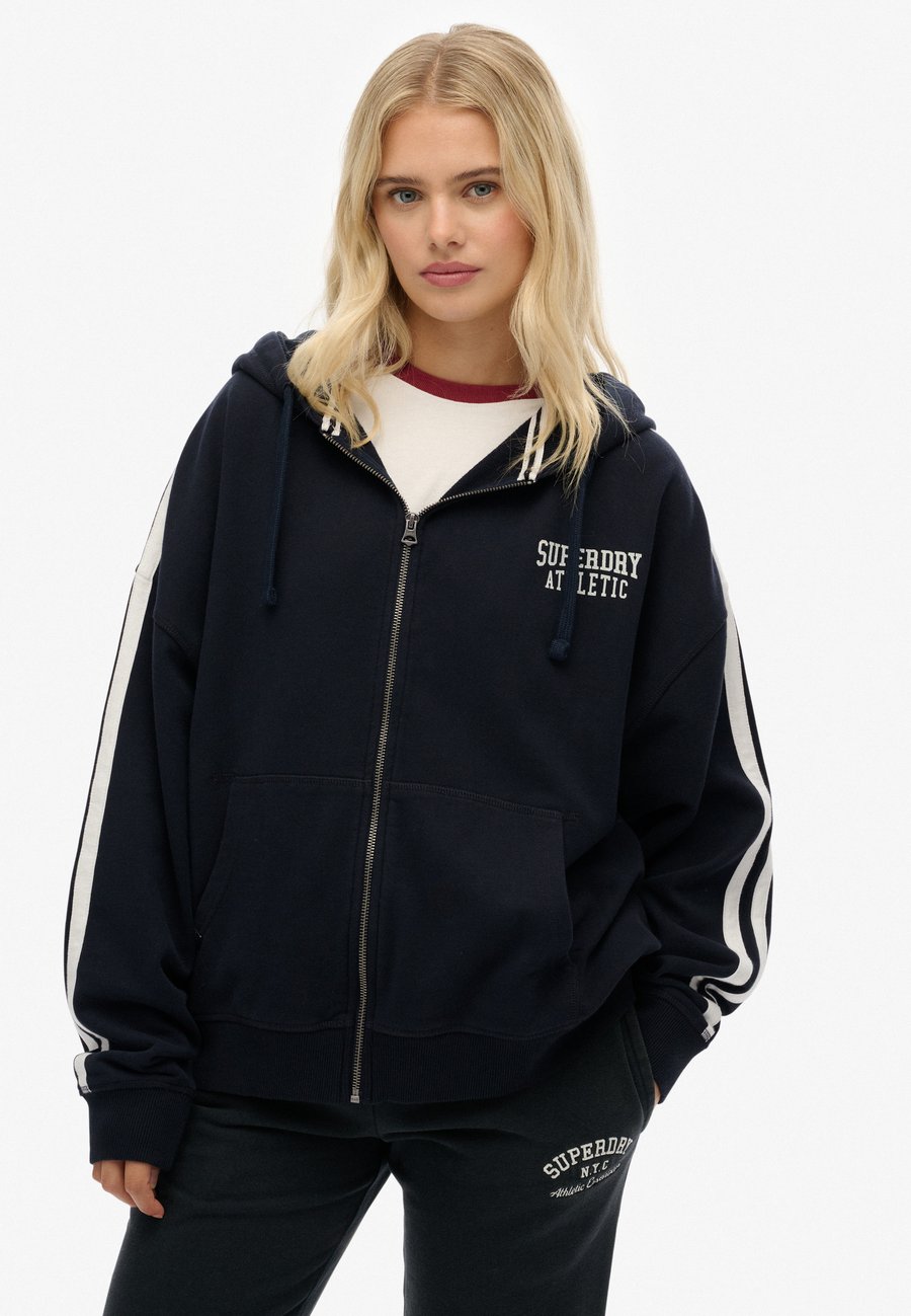 Толстовка Superdry & Co ATHLETIC ESSENTIALS, Eclipse Navy/Blue, Синий, Толстовка Superdry & Co ATHLETIC ESSENTIALS, Eclipse Navy/Blue
Толстовка Superdry & Co ATHLETIC ESSENTIALS, Eclipse Navy/Blue, Синий, Толстовка Superdry & Co ATHLETIC ESSENTIALS, Eclipse Navy/Blue