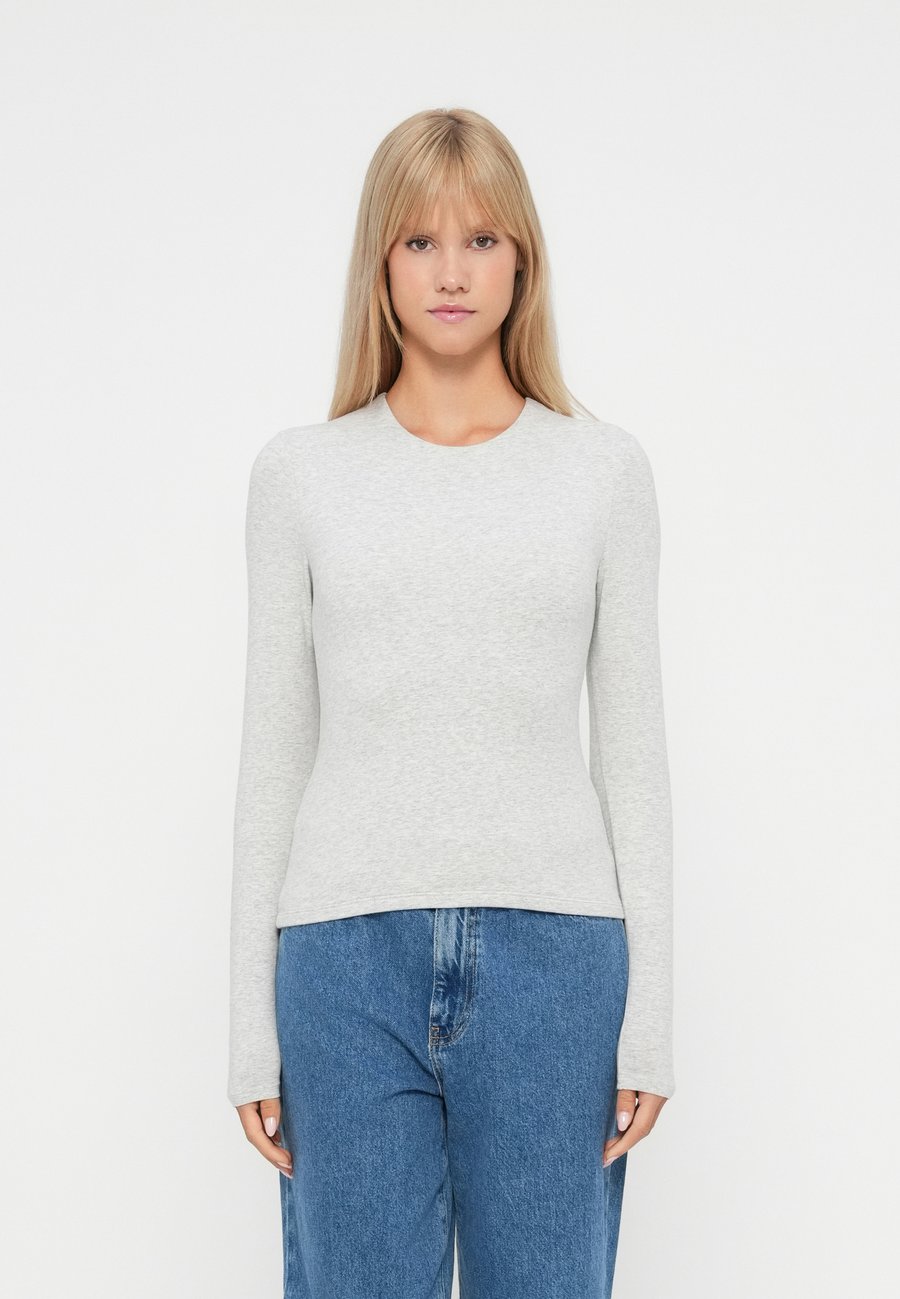 Топ Abercrombie & Fitch SEAMLESS BABY TEE , Grey
Топ Abercrombie & Fitch SEAMLESS BABY TEE , Grey