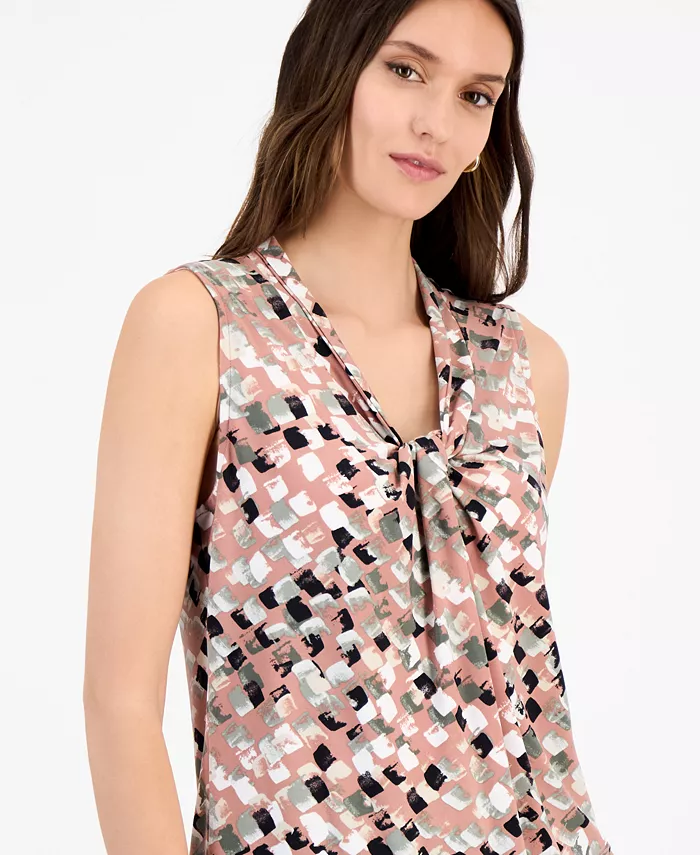 Женский топ с принтом, V-образным вырезом и скрученными деталями, без рукавов (обычный и укороченный размеры) Kasper, розовый
Женский топ с принтом, V-образным вырезом и скрученными деталями, без рукавов (обычный и укороченный размеры) Kasper, розовый