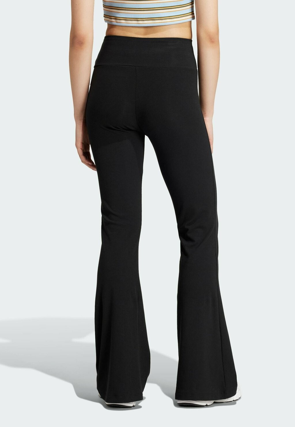 Спортивные штаны Essential Flares adidas Originals, черные
Спортивные штаны Essential Flares adidas Originals, черные