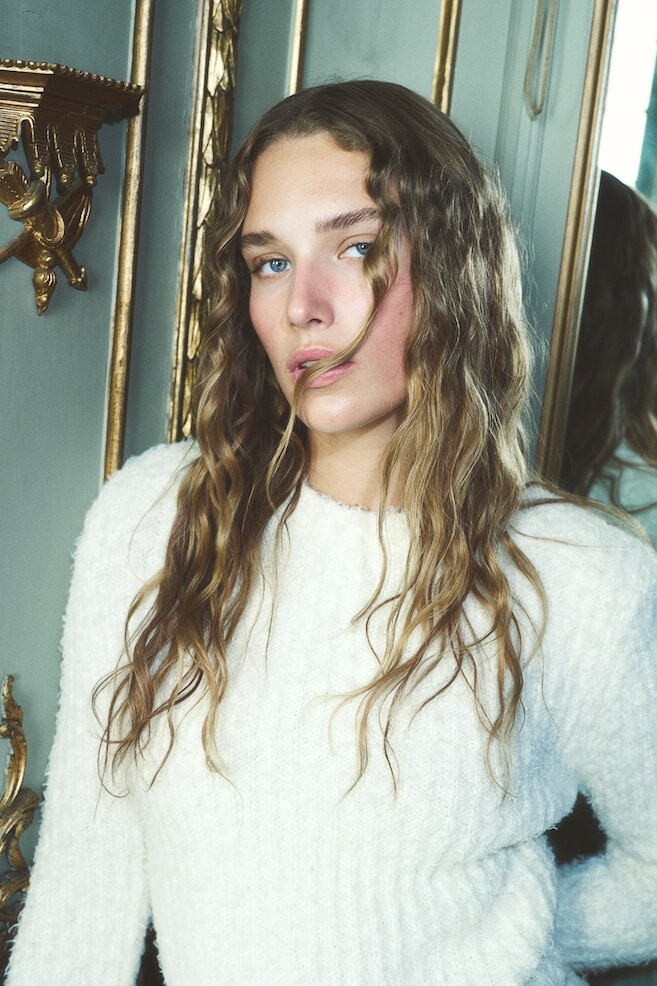 Пушистый свитер с подплечниками H&M, бежевый
Пушистый свитер с подплечниками H&M, бежевый