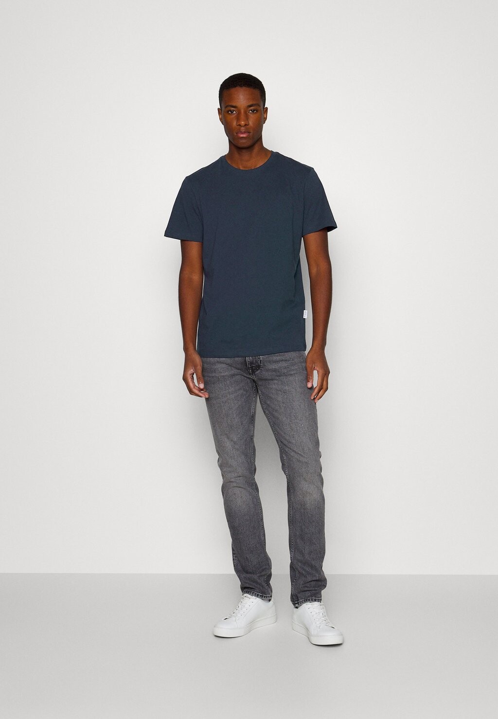 Базовая футболка Selected, темно-синий блейзер Slhaspen O Neck Tee
Базовая футболка Selected, темно-синий блейзер Slhaspen O Neck Tee