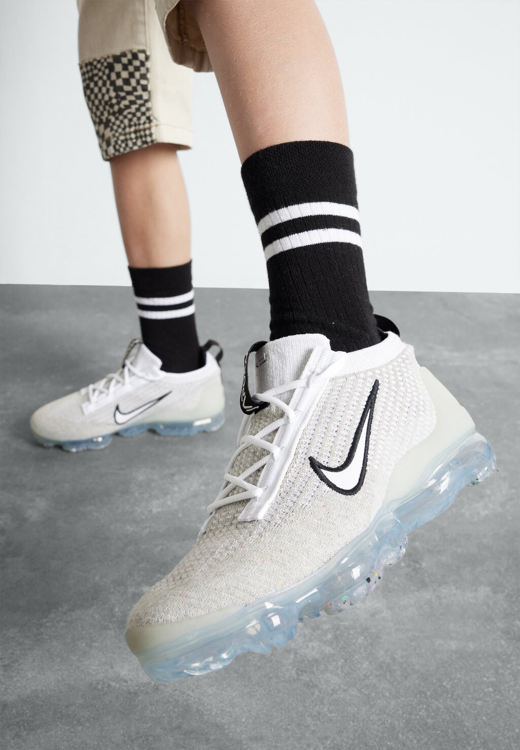 Низкие кроссовки Air Vapormax 2021 Fk (Gs) Nike, цвет white/black/metallic silver/grey fog
Низкие кроссовки Air Vapormax 2021 Fk (Gs) Nike, цвет white/black/metallic silver/grey fog