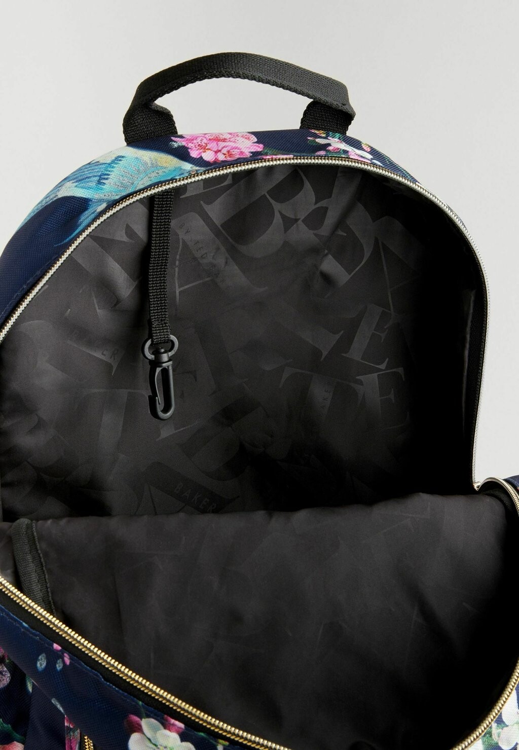 Школьный набор FLORAL REGULAR FIT SET Baker by Ted Baker, синий
Школьный набор FLORAL REGULAR FIT SET Baker by Ted Baker, синий