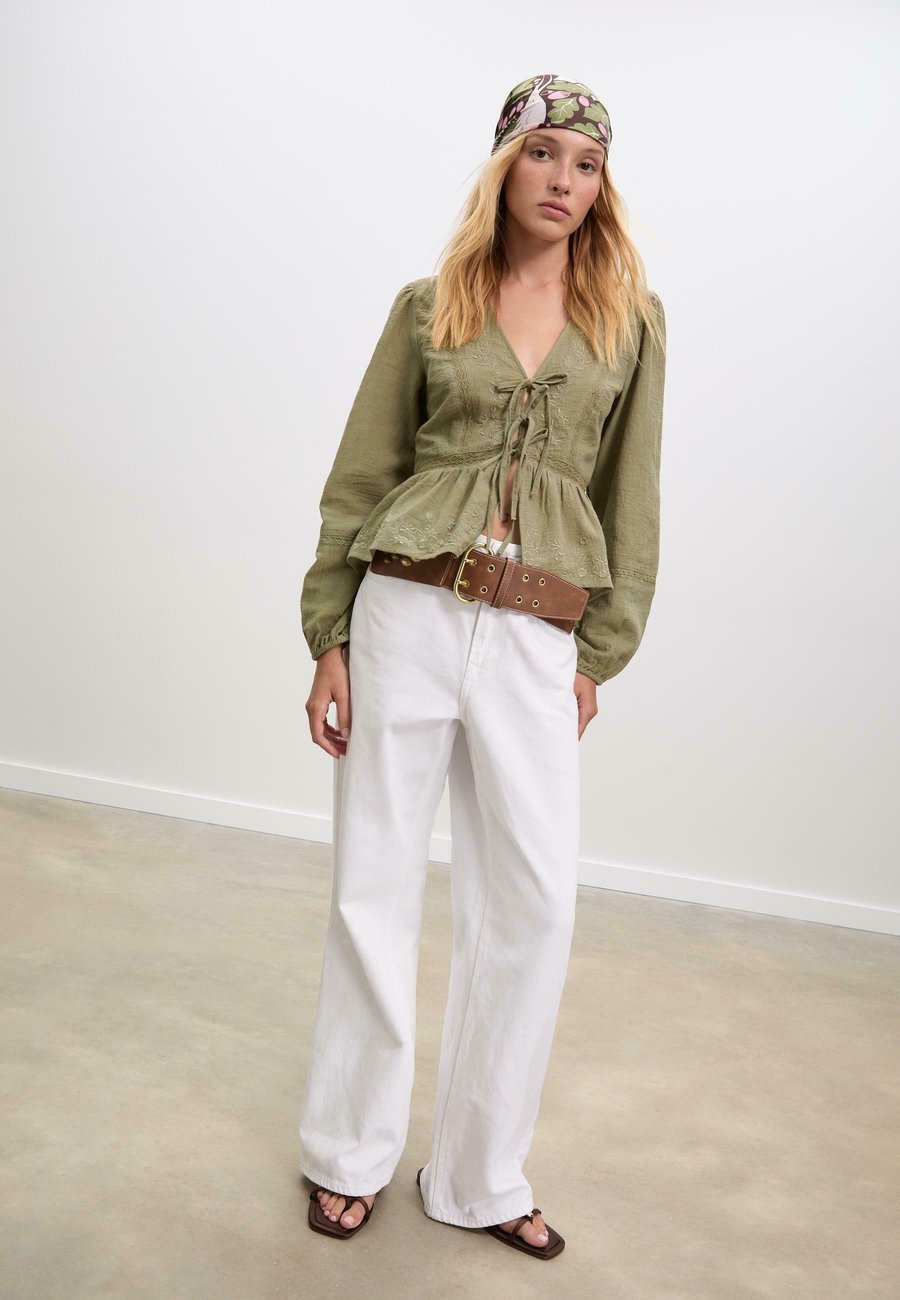 Блуза Stradivarius EMBROIDERED KNOT, Khaki
Блуза Stradivarius EMBROIDERED KNOT, Khaki