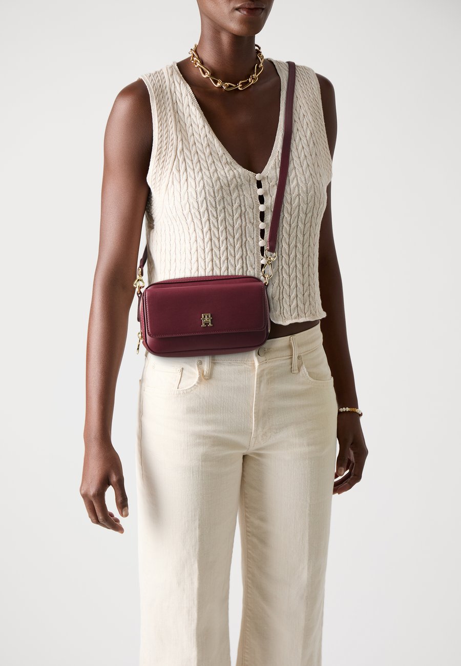 Сумка кросс-боди Tommy Hilfiger ICON CAMERA BAG, Deep Rouge/Bordeaux
Сумка кросс-боди Tommy Hilfiger ICON CAMERA BAG, Deep Rouge/Bordeaux