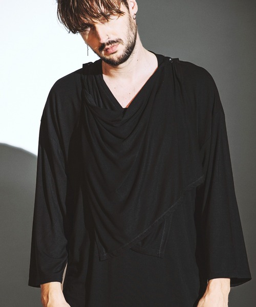 NO ID. Футболка с V-образным вырезом и оборкой, черная
NO ID. Футболка с V-образным вырезом и оборкой, черная