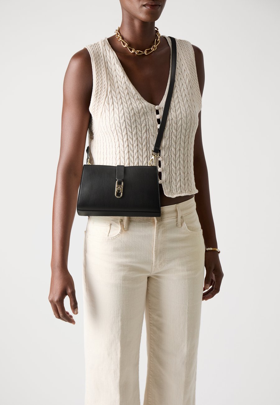 Сумка кросс-боди Tommy Hilfiger LIBRE MINI CROSSOVER, Black
Сумка кросс-боди Tommy Hilfiger LIBRE MINI CROSSOVER, Black