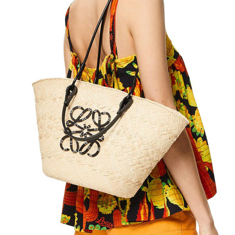 Плетёная сумка-корзинка из пальмового волокна с кожаными вставками, женская среднеразмерная наплечная сумка бежево-чёрного цвета LOEWE
Плетёная сумка-корзинка из пальмового волокна с кожаными вставками, женская среднеразмерная наплечная сумка бежево-чёрного цвета LOEWE