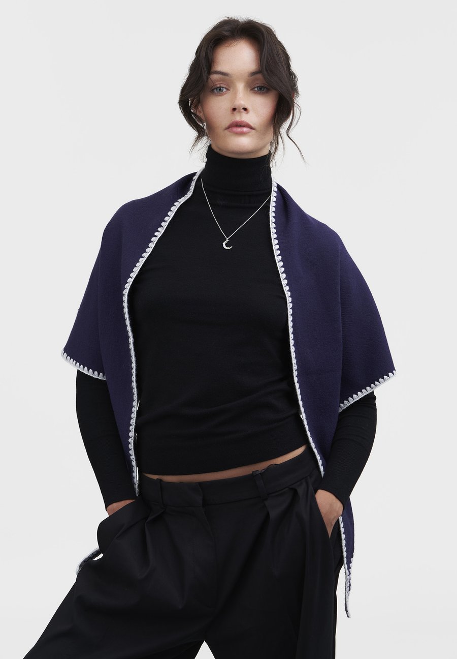 Шарф FABLE ENGLAND TRIANGLE BLANKET-STITCH, Midnight Blue/Dark Blue
Шарф FABLE ENGLAND TRIANGLE BLANKET-STITCH, Midnight Blue/Dark Blue