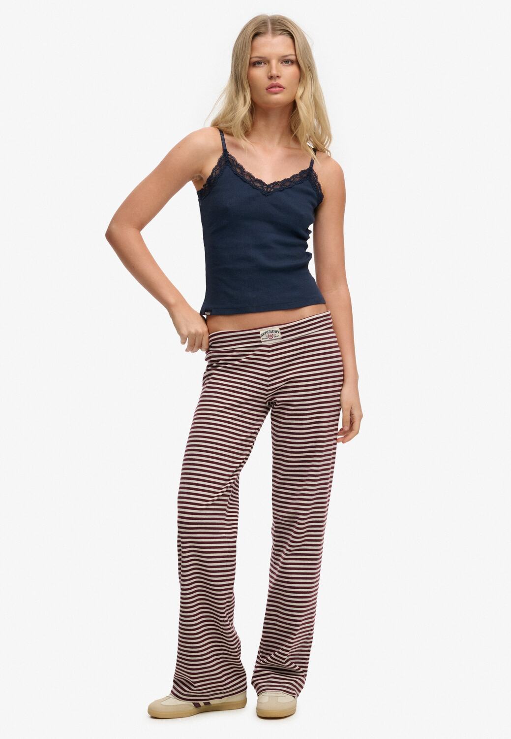 Superdry & Co Брюки Regular в цвете Merlot
Superdry & Co Брюки Regular в цвете Merlot