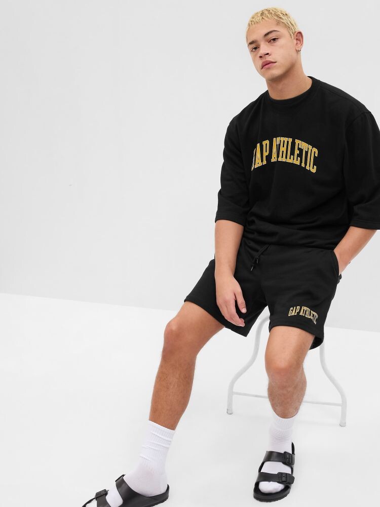 Толстовка с короткими рукавами Gap, черный
Толстовка с короткими рукавами Gap, черный