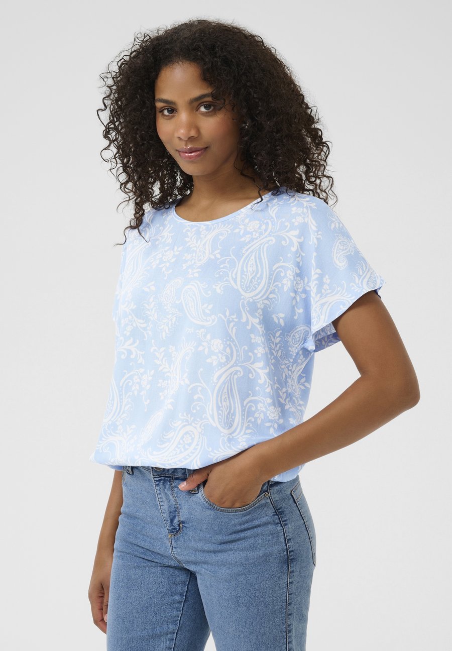 Блуза Kaffe KABEATHE STANLEY, Windsurfer Paisley Print/Blue
Блуза Kaffe KABEATHE STANLEY, Windsurfer Paisley Print/Blue