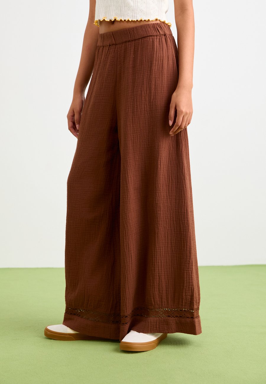 Брюки Roxy UNDER TROPIC, Fondue Fudge/Brown
Брюки Roxy UNDER TROPIC, Fondue Fudge/Brown