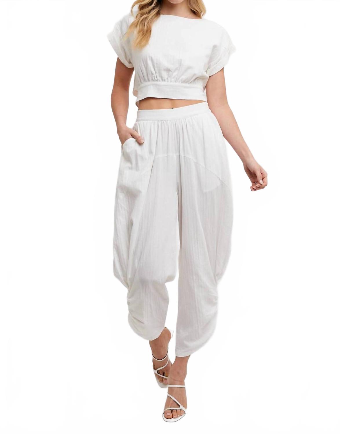 Короткий топ с лентами на завязках и подходящие шаровары в белом цвете BluIvy
Короткий топ с лентами на завязках и подходящие шаровары в белом цвете BluIvy