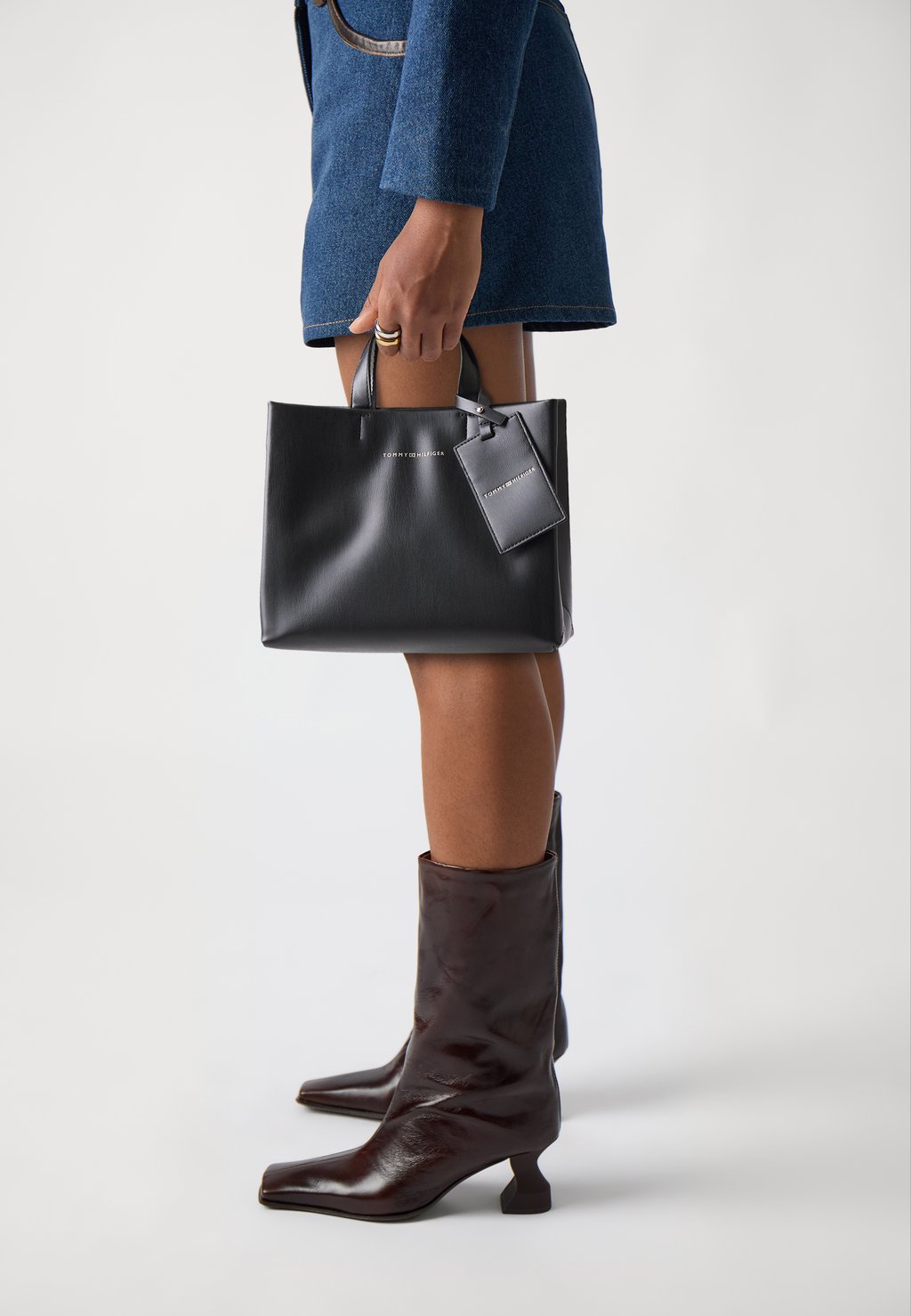 Сумка ESTABLISHED Tommy Hilfiger, черный
Сумка ESTABLISHED Tommy Hilfiger, черный